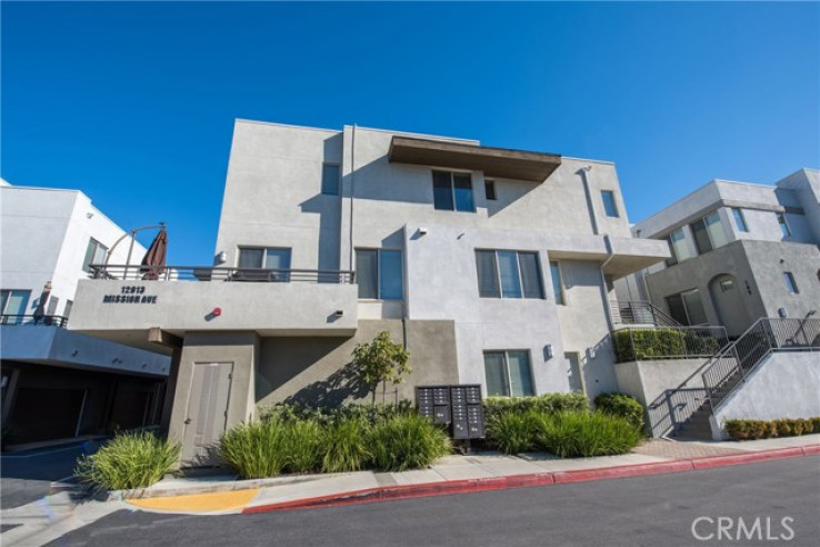 2 Bed Home for Sale in Hawthorne, California