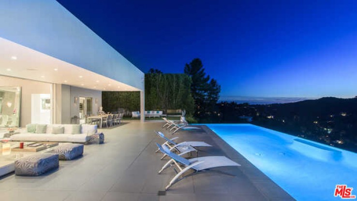 5 Bed Home to Rent in Beverly Hills, California