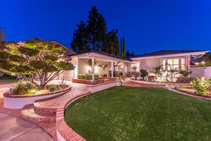 Residential Home in Thousand Oaks West