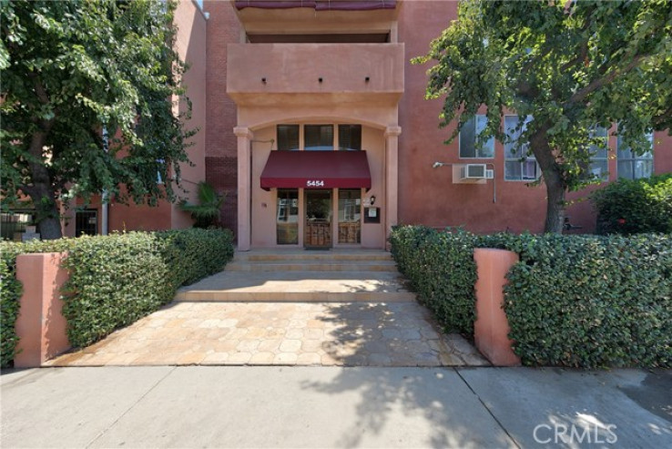 Residential Home in Encino