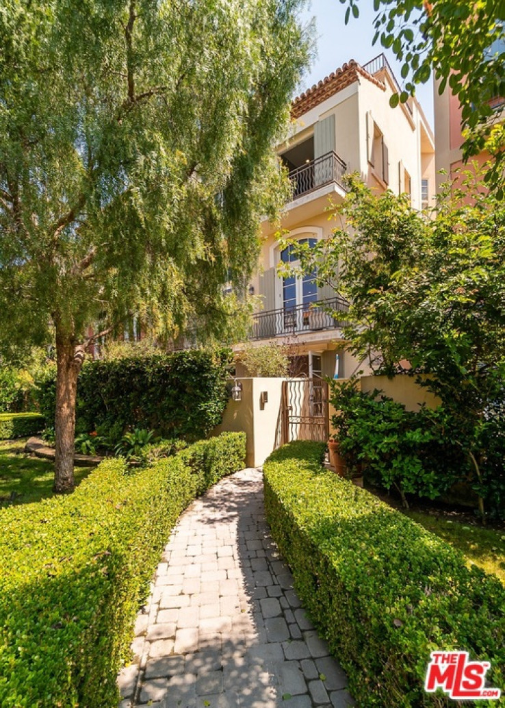 Residential Home in Marina Del Rey
