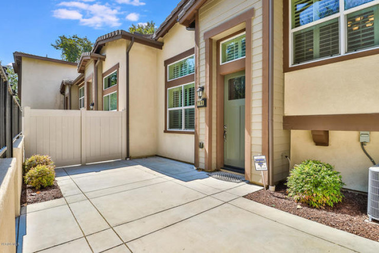 Residential Home in Thousand Oaks West