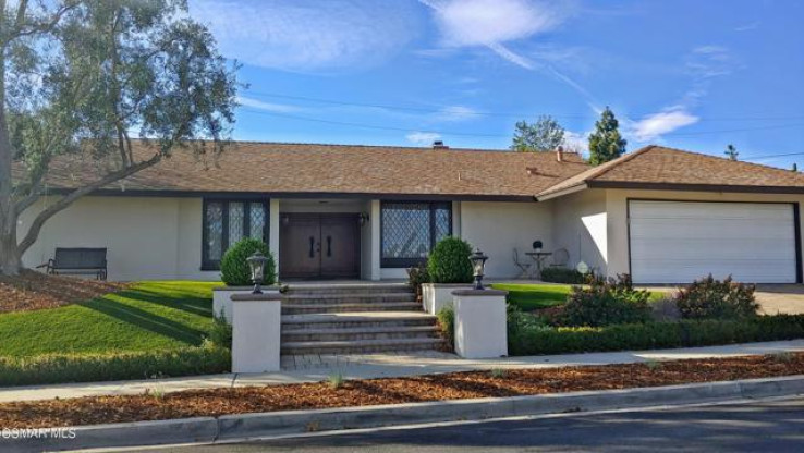 Residential Home in Thousand Oaks West