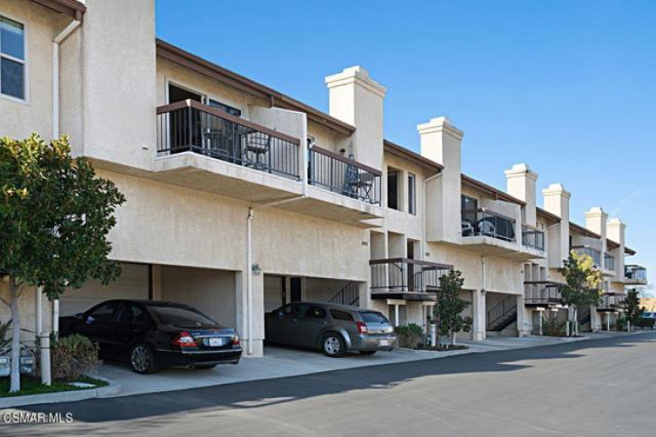 Residential Home in Thousand Oaks West