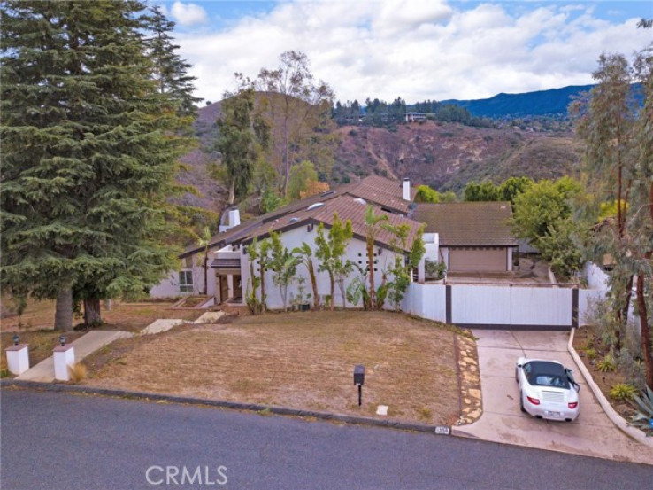 Residential Home in Thousand Oaks West