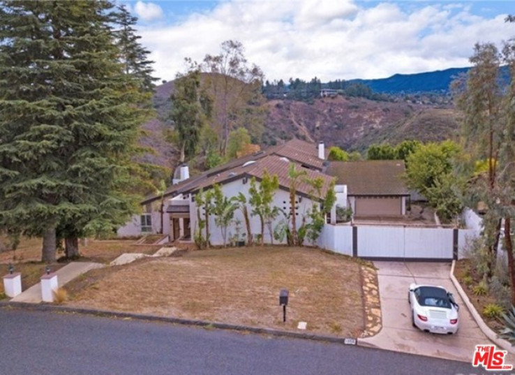 Residential Home in Thousand Oaks West