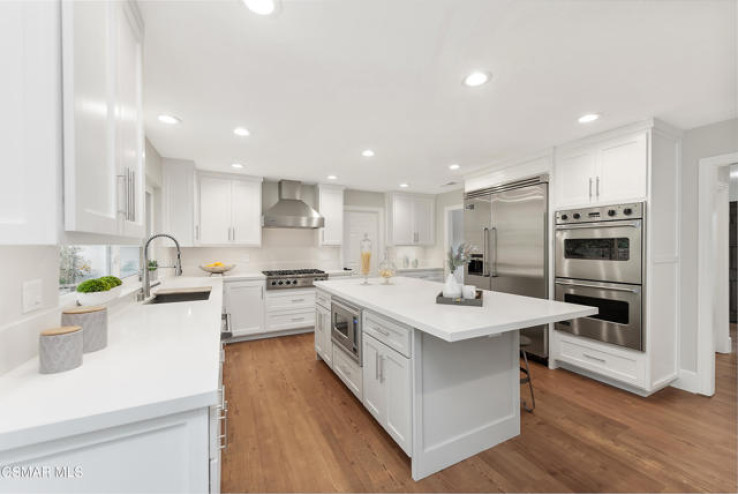Residential Home in Thousand Oaks West