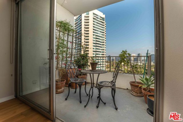 1 Bed Home for Sale in Los Angeles, California