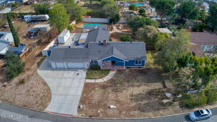 Residential Home in Thousand Oaks East