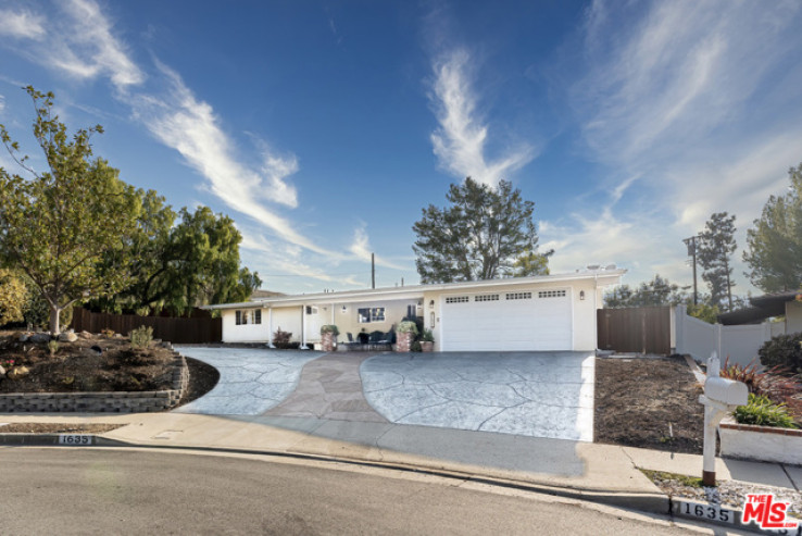 Residential Home in Thousand Oaks East