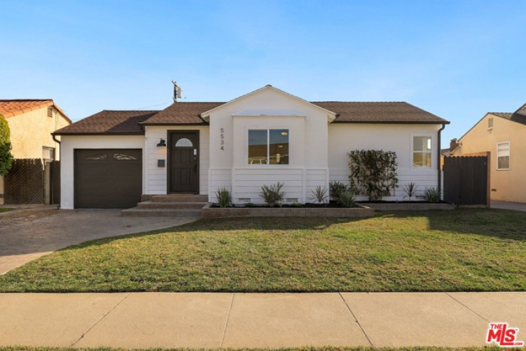 Residential Home in Holly Glen/Del Aire