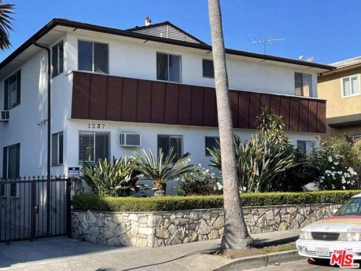 Residential Income in Hollywood