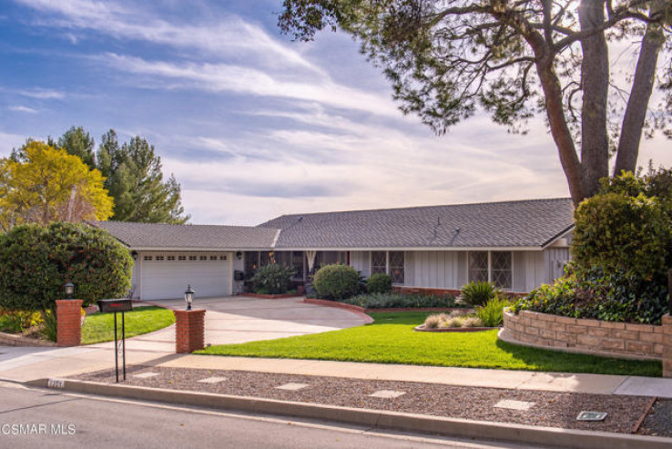 Residential Home in Thousand Oaks East