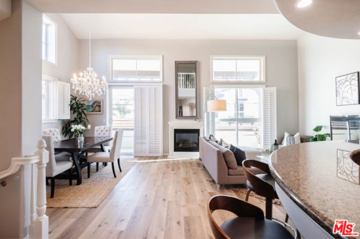 Residential Home in Playa Vista