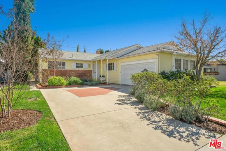 Residential Home in Encino