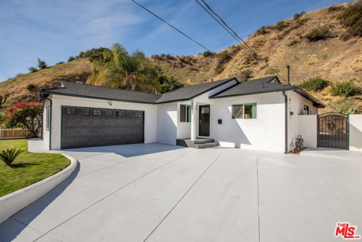 3 Bed Home for Sale in Sun Valley, California