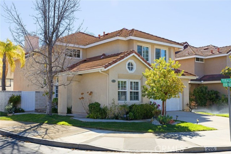 5 Bed Home for Sale in Oak Park, California