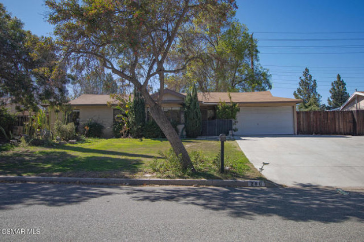 Residential Home in Thousand Oaks East
