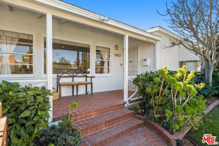 Residential Home in Valley Glen