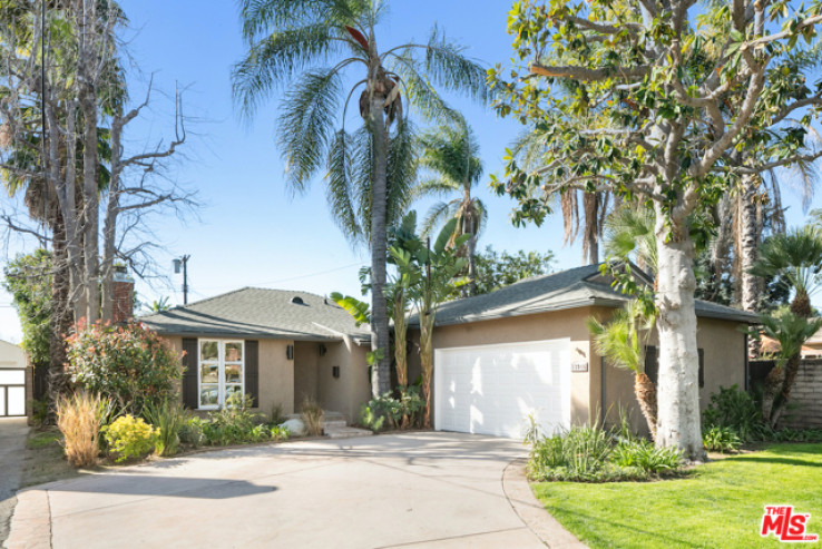 Residential Home in Valley Glen