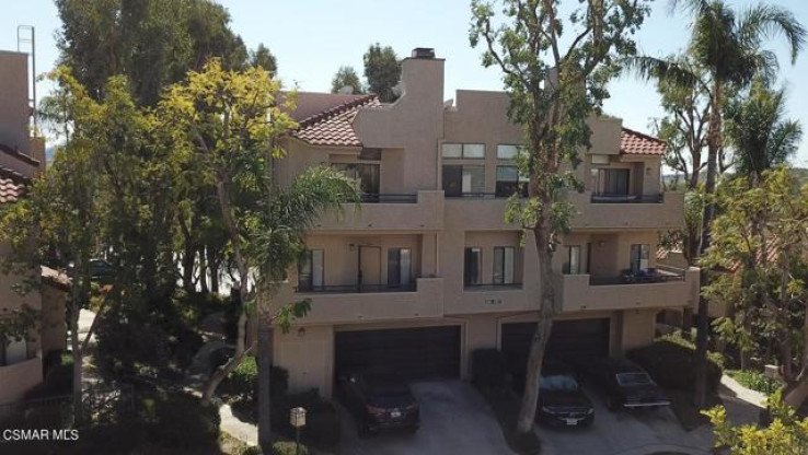 Residential Home in Thousand Oaks West