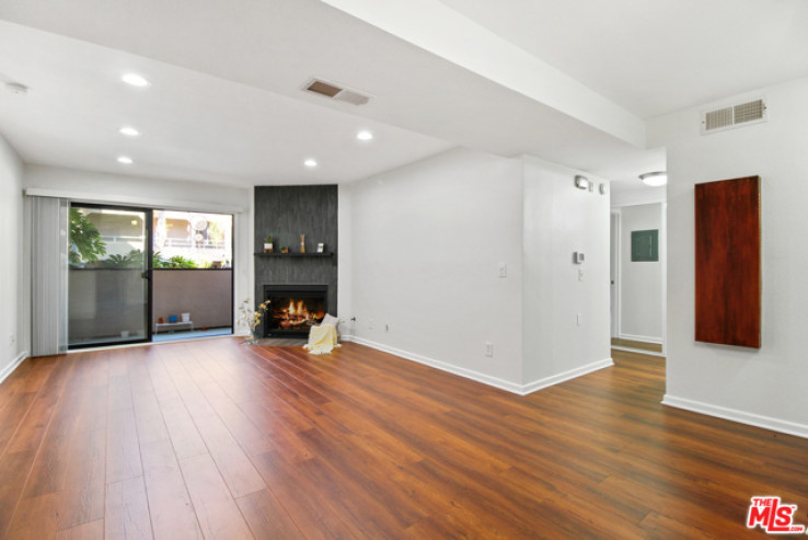 Residential Home in Playa Del Rey
