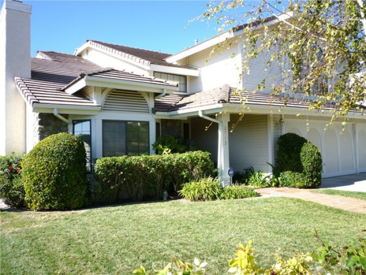 Residential Home in Thousand Oaks East
