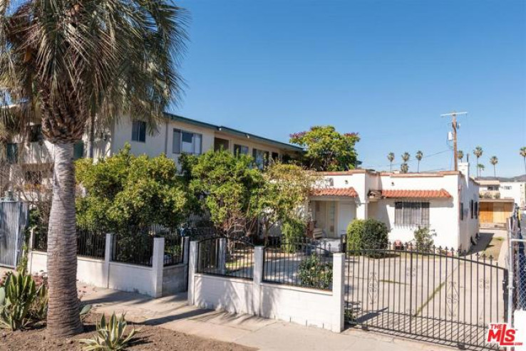 Residential Home in Hollywood