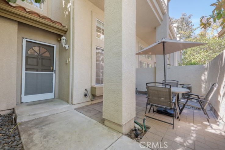 Residential Home in Thousand Oaks West