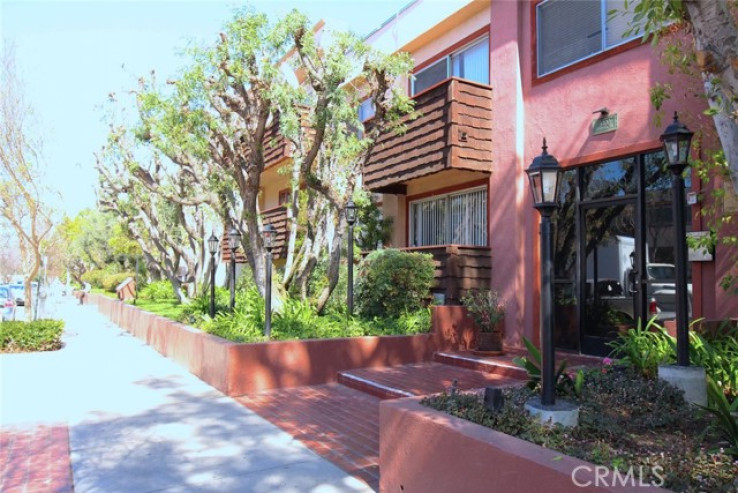 1 Bed Home for Sale in Encino, California