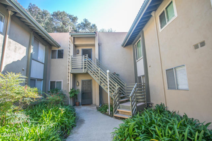 Residential Home in Thousand Oaks West