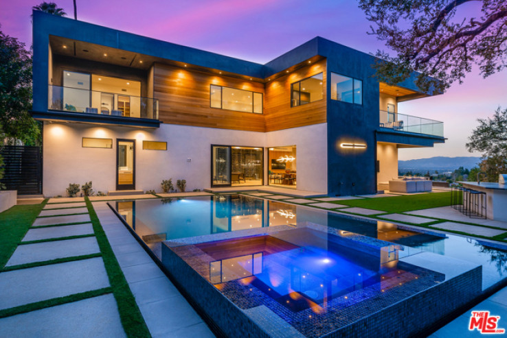 Residential Home in Encino