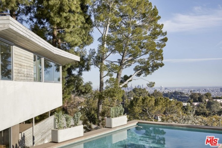 Residential Home in Hollywood Hills East
