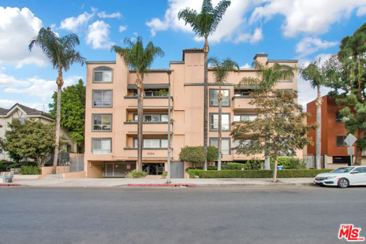 Residential Home in Encino