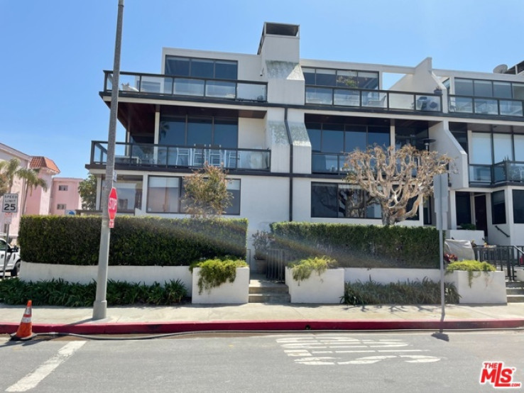 1 Bed Home for Sale in Playa del Rey, California