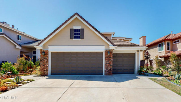 Residential Home in Thousand Oaks East