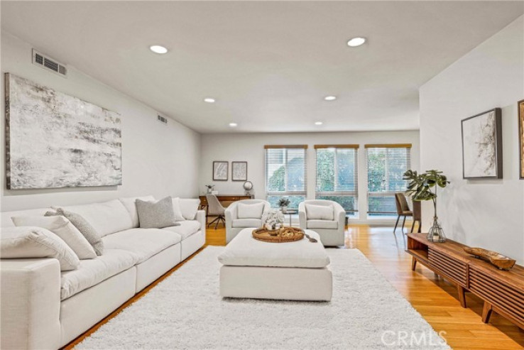 1 Bed Home for Sale in Hancock Park, California