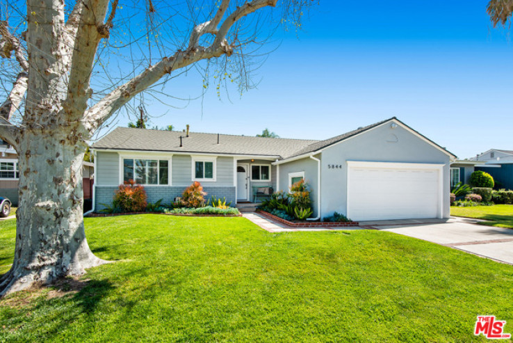 Residential Home in Encino