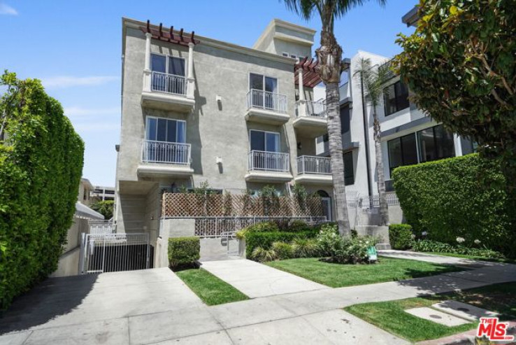 Residential Home in Hollywood