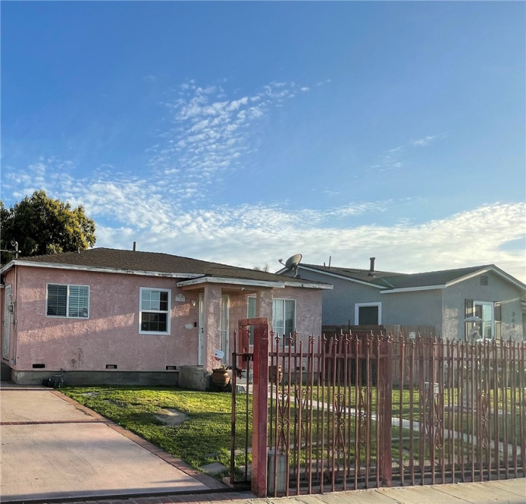 Residential Home in Compton S of Rosecrans, E of Alameda