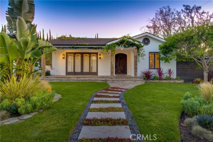 Residential Home in East Costa Mesa