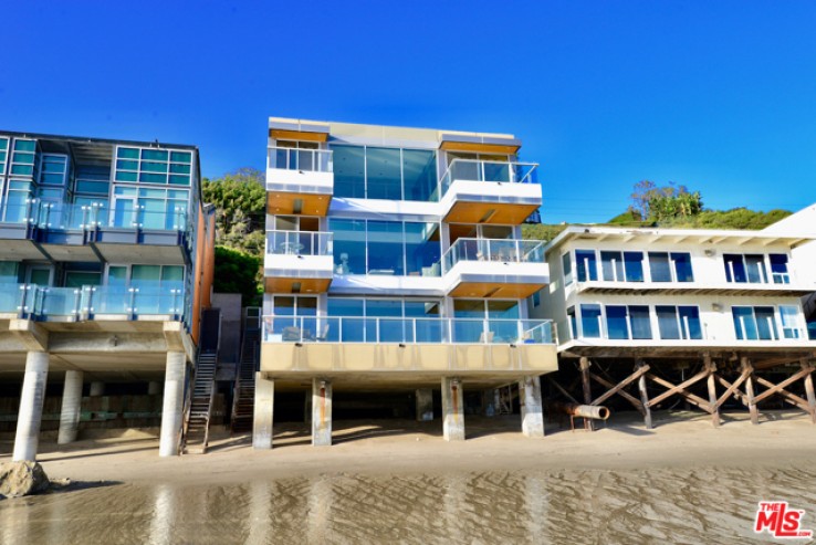 Residential Lease in Malibu Beach