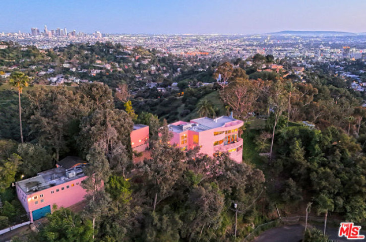 Residential Home in Hollywood Hills East