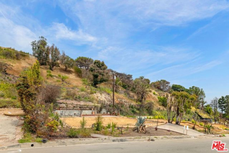 Land in Pacific Palisades