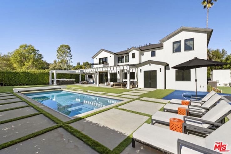 Residential Home in Encino