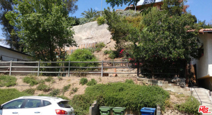 Land in Hollywood Hills East
