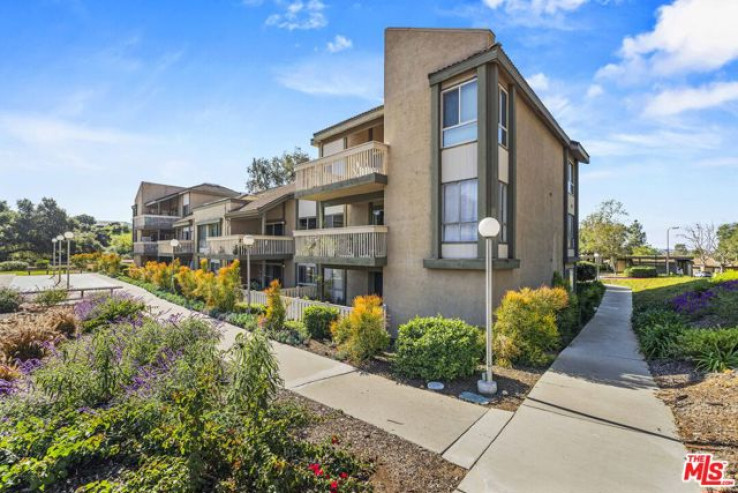 Residential Home in Thousand Oaks West