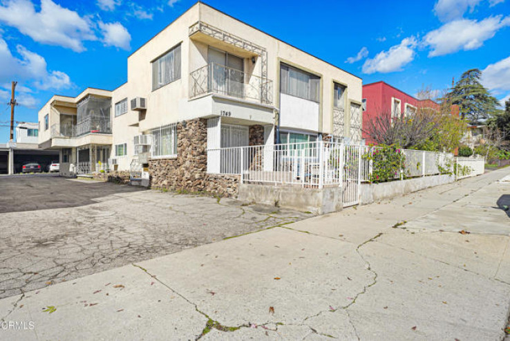 Residential Home in Hollywood