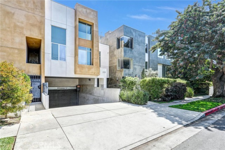 Residential Home in Hollywood