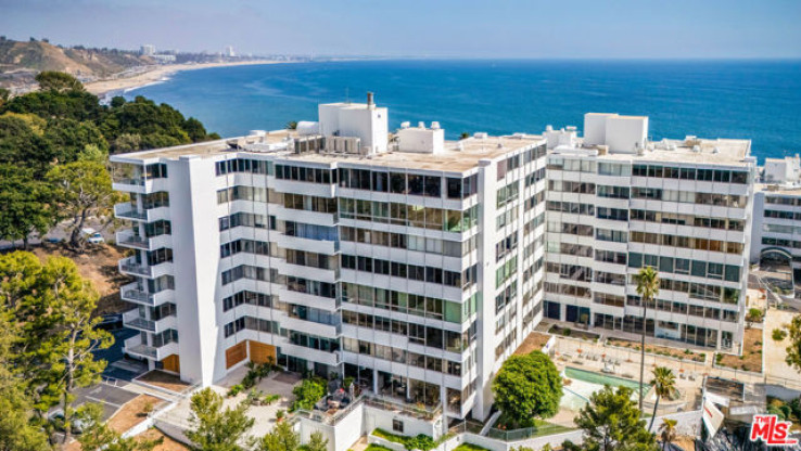 1 Bed Home for Sale in Pacific Palisades, California